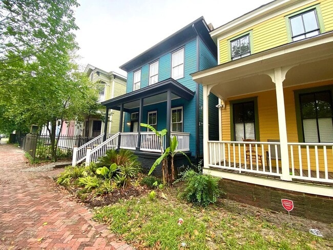 Building Photo - 211 W 38th St