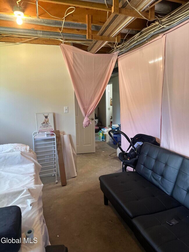 Building Photo - 4 Thoroughbred Ln