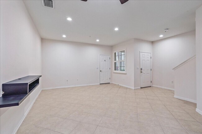 Building Photo - Gorgeous Light & Bright 3 Bedroom 2.5 Bath Townhome with Garage!!