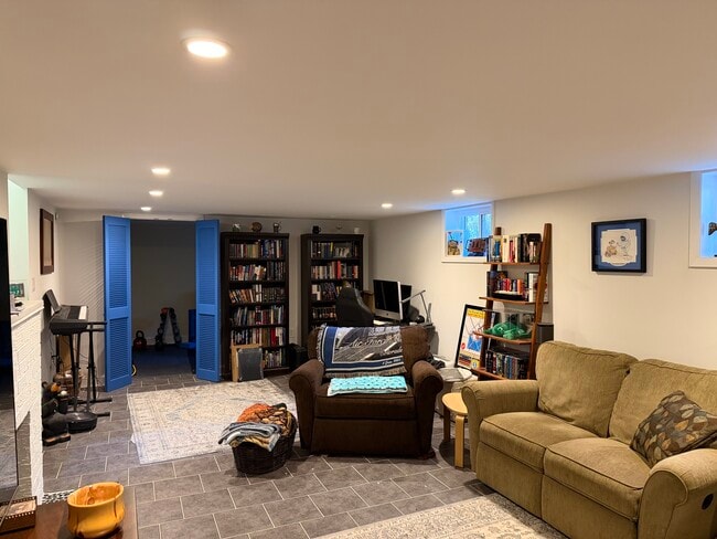 Building Photo - 6460 Eppard St