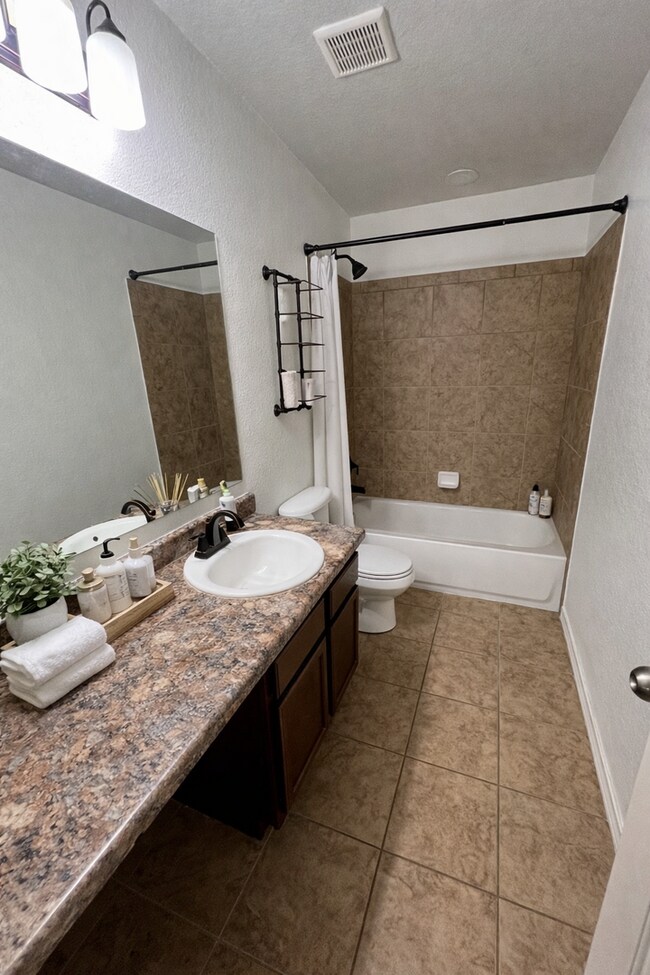 Building Photo - Gorgeous 4 Bedroom Home close to Peterson!