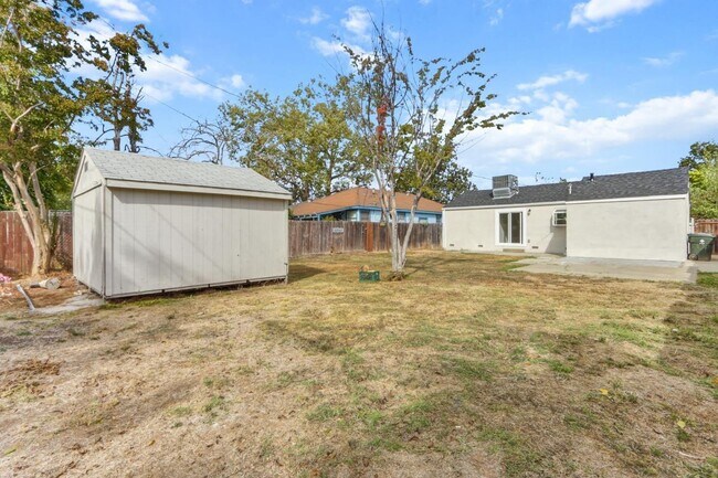 Building Photo - 1704 Nogales St