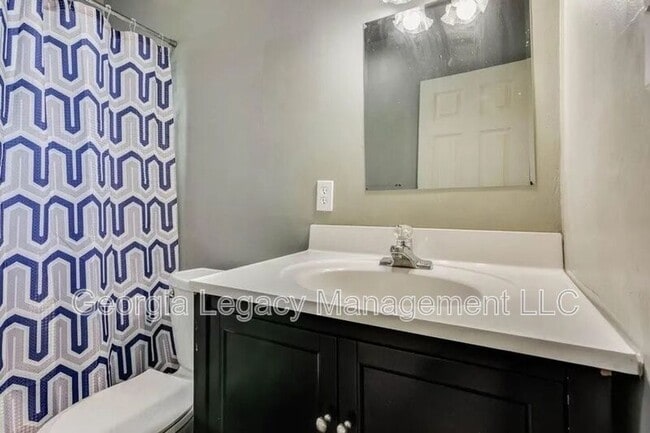 Building Photo - 65 Hughes St