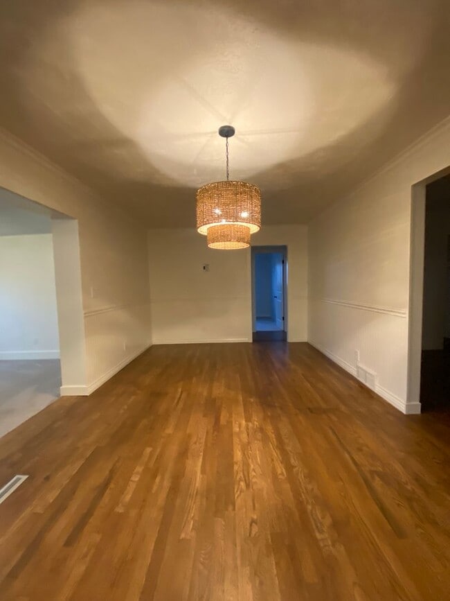Building Photo - Gorgeous Fully Remodeled 3 Bed 1.5 baths a...
