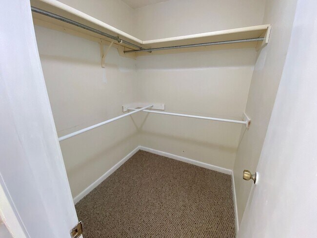 Building Photo - West El Paso 4 bed refrig A/C Home!