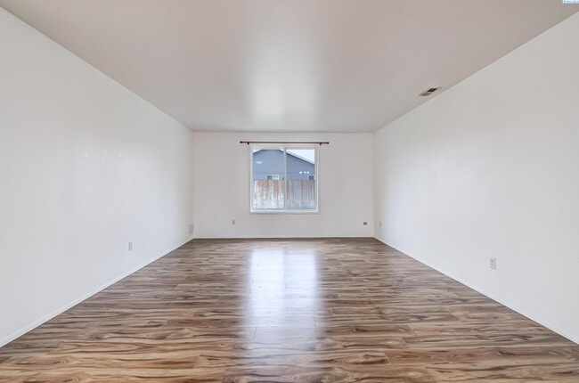 Building Photo - Nice Home, Yard care Included