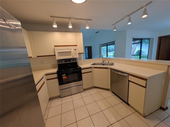 Building Photo - 517 Bearded Oaks Cir