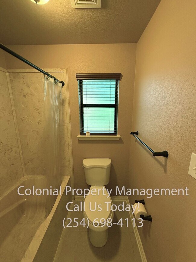 Building Photo - Available now 3 Bedroom 2 Bath Custom Home...