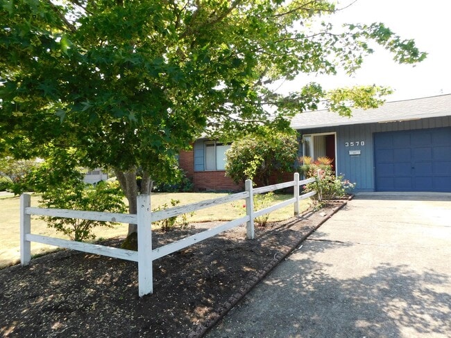 Building Photo - Beautiful Two-Bedroom Home With Large Bonus Room