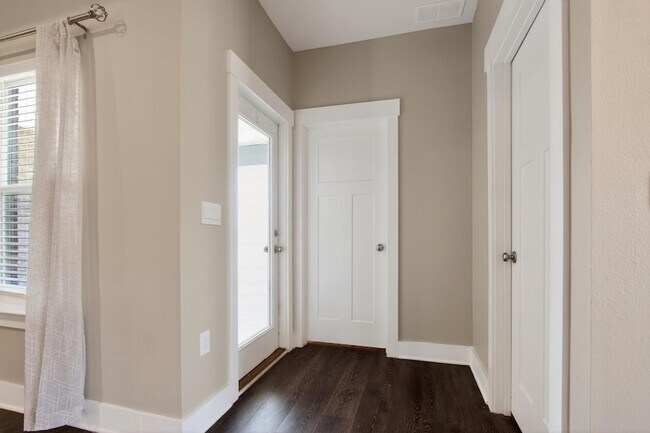 Building Photo - 1110 Shoal River Dr