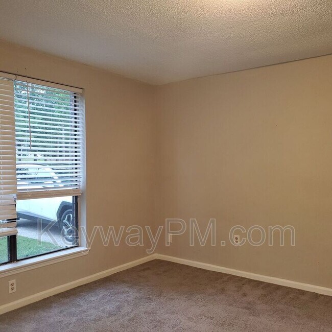 Building Photo - 122 Shadowood Dr