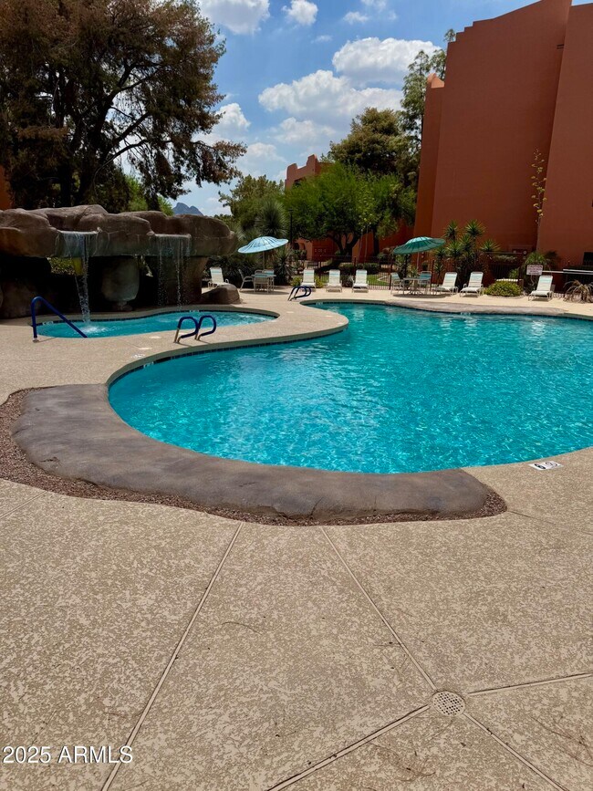 Building Photo - 4303 E Cactus Rd