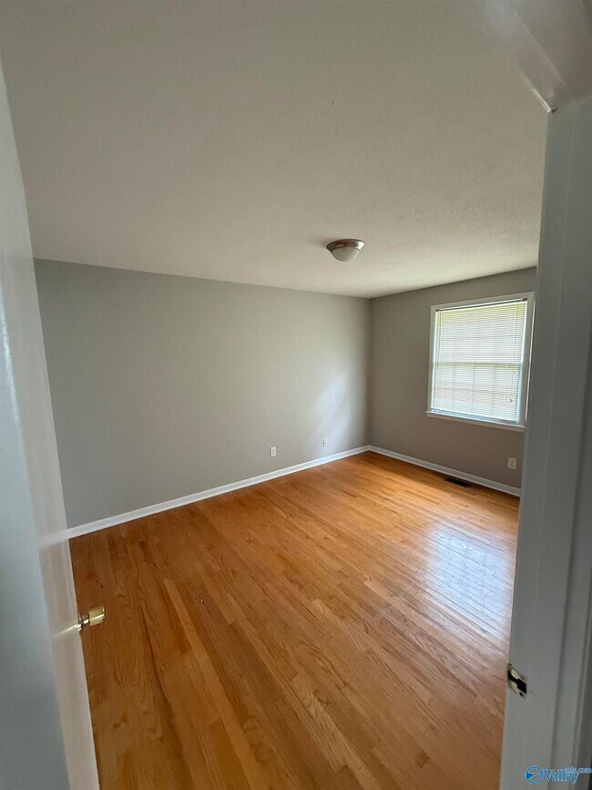 Building Photo - 3205 Lewisburg Dr NW