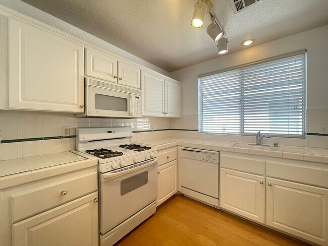 Building Photo - 3bedroom home in a GATED community near the strip