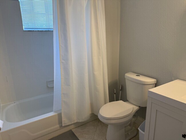 Building Photo - Spacious Furnished 3bd/3ba in Windsor Park! Close to Campus, Surrounded by Nature!