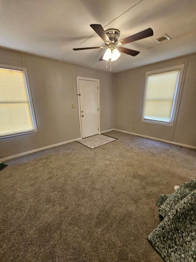 Building Photo - Rental in Jacksonville