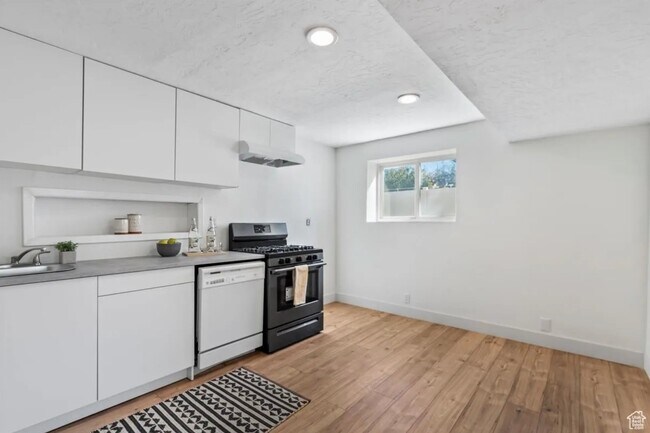 Building Photo - 5649 Bree St