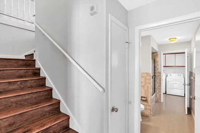 Building Photo - 208 Hopkins St