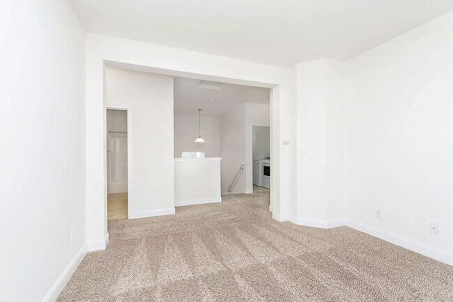 Building Photo - Beautiful Three Bedroom in Carmel!