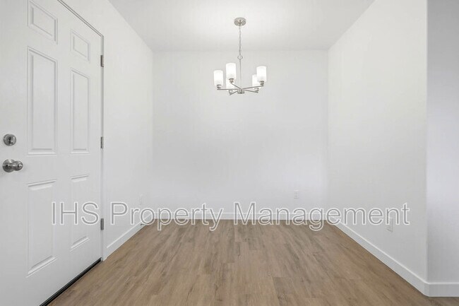 Building Photo - 714 W 13th St