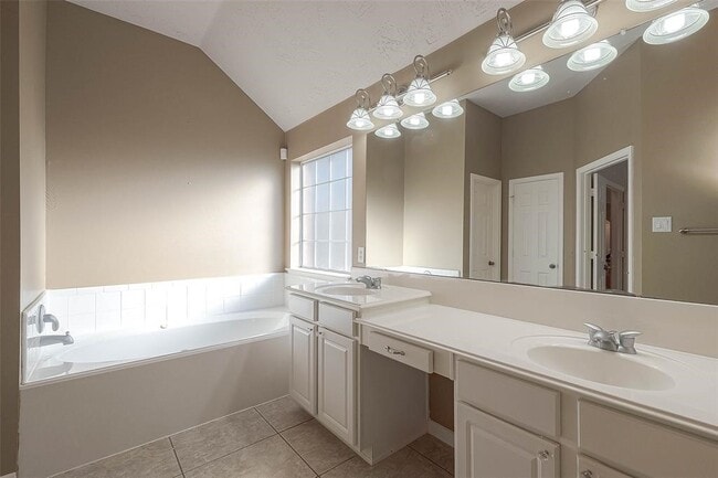 Building Photo - 21711 Cozy Hollow Ln