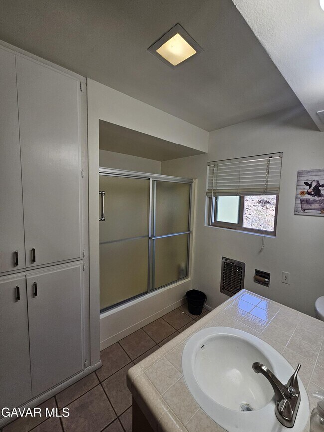 Building Photo - 615 Lakeview Dr