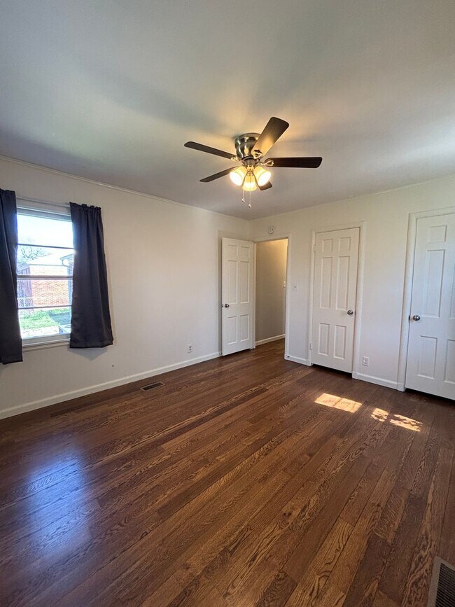 Building Photo - Perfect and Updated Rental close to TU!