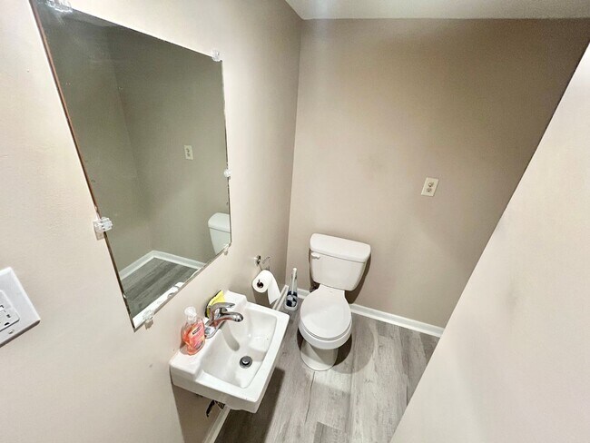 Building Photo - 7953 Meadow Dr