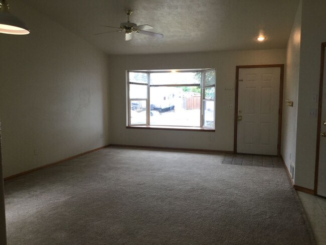 Building Photo - Spacious 3-bedroom, 1 bath home in Albany