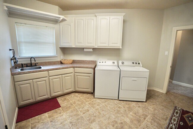 Building Photo - 4 Bedroom 3 Bathroom Home is Llano Estates!