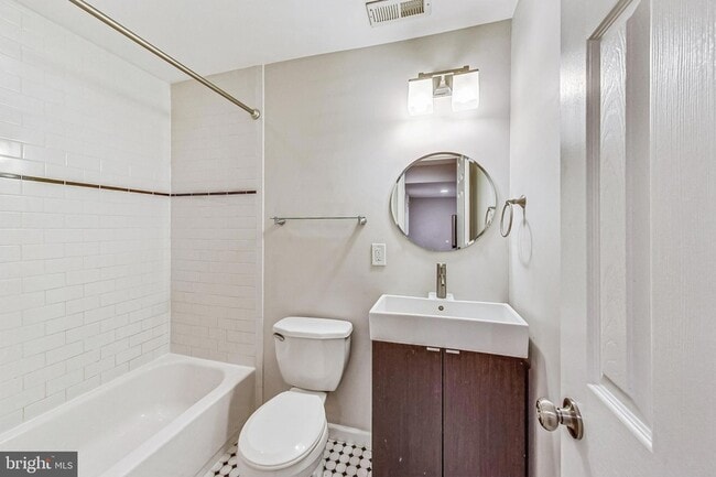 Building Photo - 627 Lamont St NW