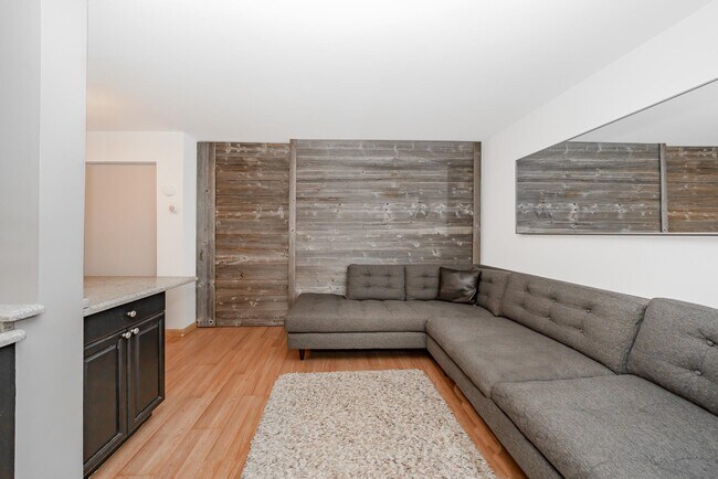Building Photo - 420 Shore Rd