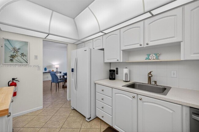 Building Photo - 3801 S Ocean Dr