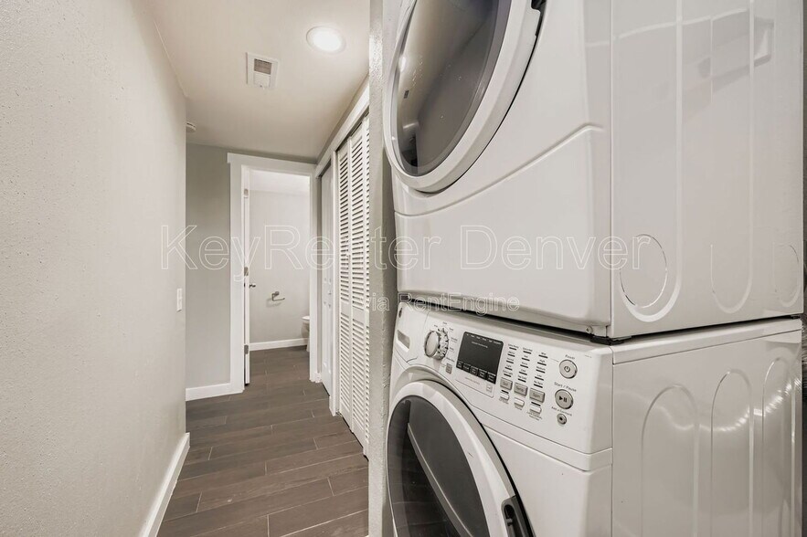 Building Photo - 7053 S Knolls Way