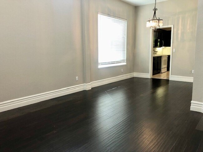 Building Photo - Spacious and beautiful 3 bedroom 2.5 bath ...