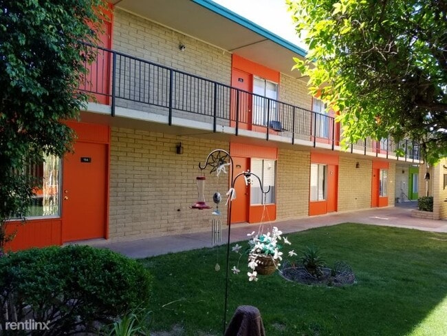 Building Photo - 1 br, 1 bath Apartment - 3247 E Pinchot Ave