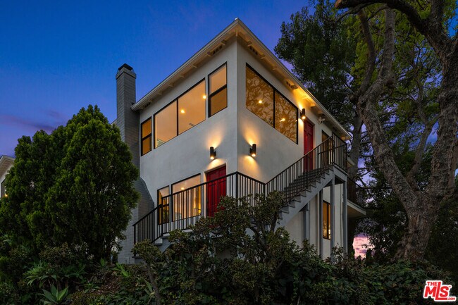 Building Photo - 2047 Paramount Dr
