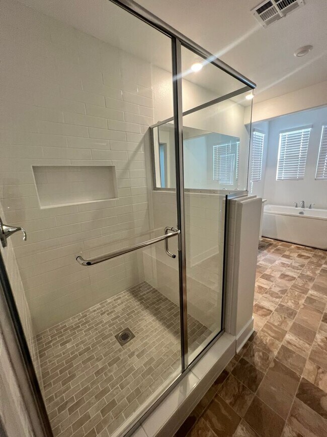 Building Photo - Camarillo - Newer 4 bedroom, 3.5 home