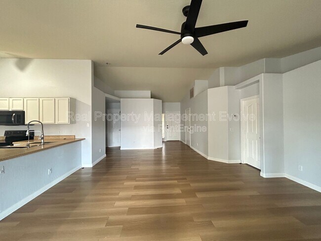 Building Photo - 4926 E Whitehall Dr