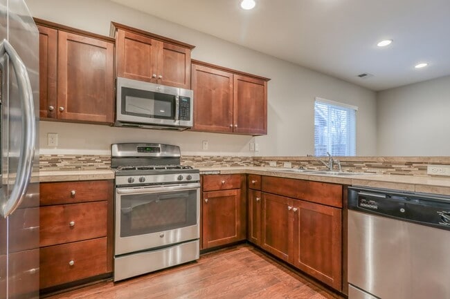 Building Photo - Spacious 4br/2.5ba house with garage in well maintained neighborhood