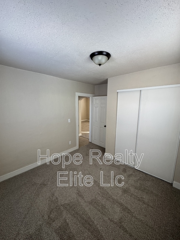 Building Photo - 2534 E St Vrain St