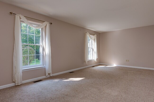 Building Photo - 80 Hillbrook Dr