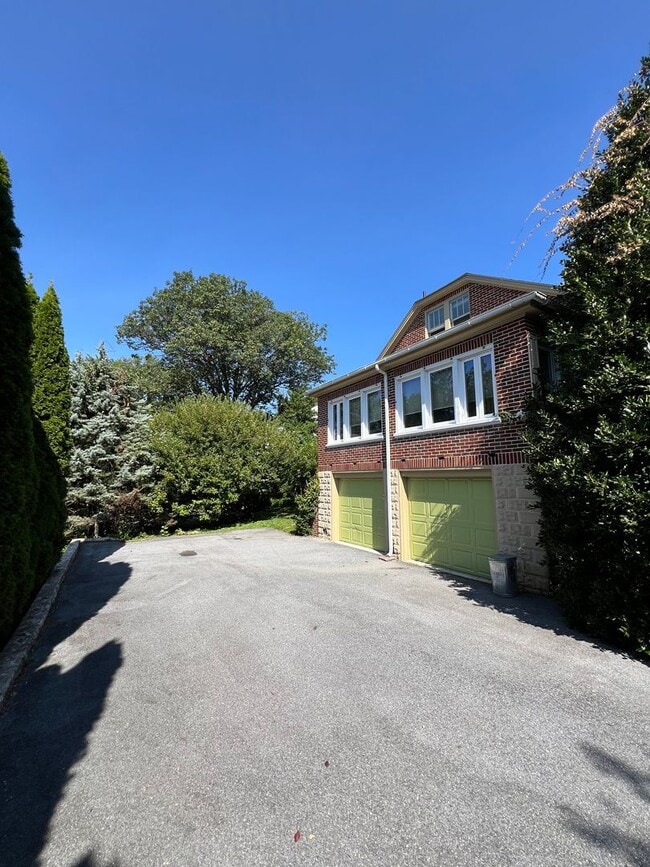 Building Photo - Beautiful 4 BR Brick Cape Cod in Lancaster!