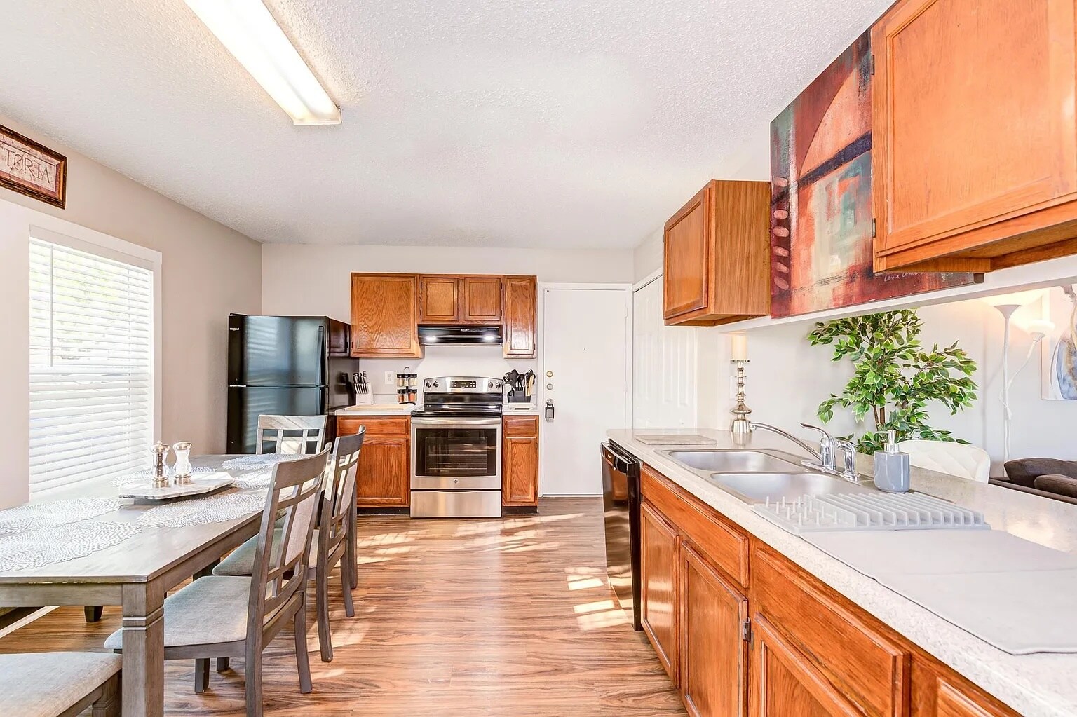 Building Photo - 6202 Valley Knight