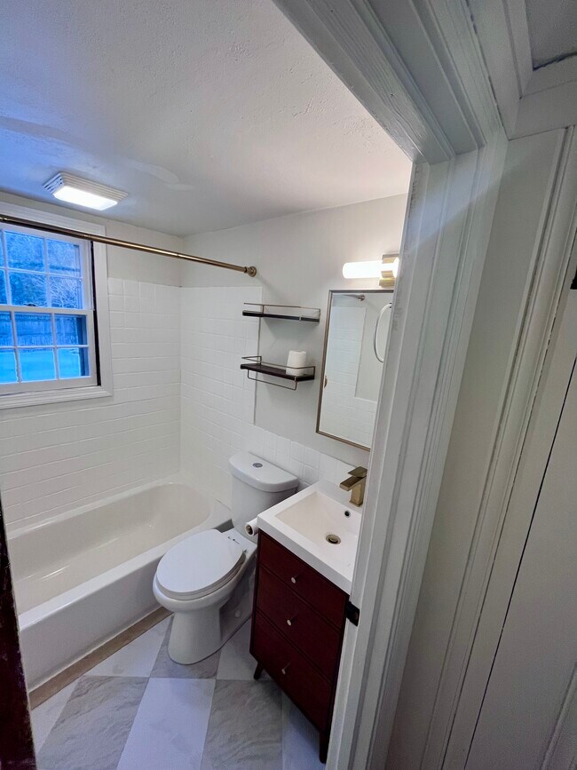 Building Photo - Cozy 2BD 1BR