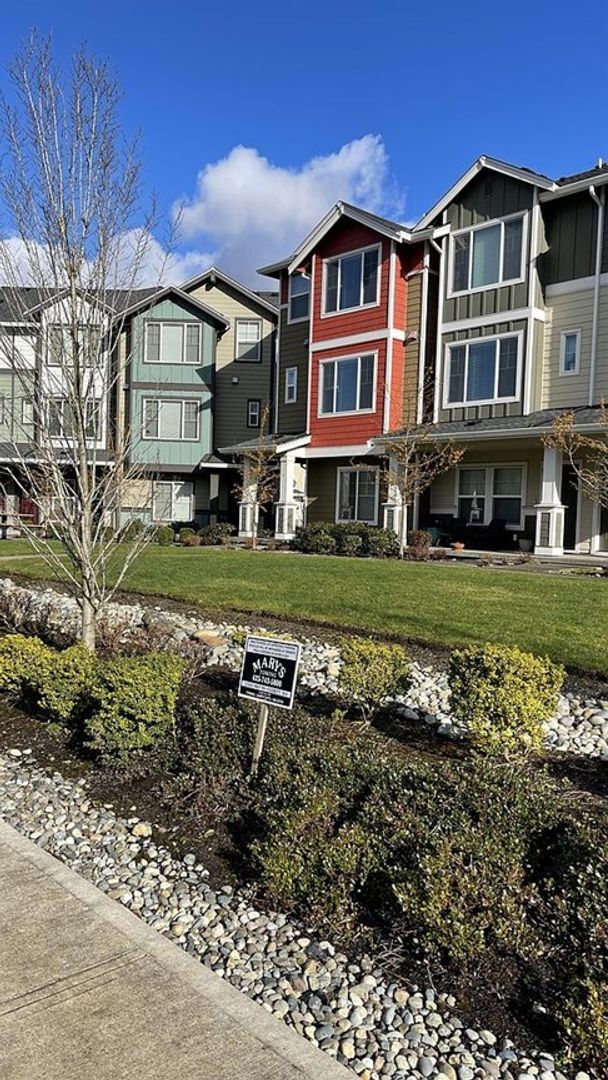 Building Photo - Highly sought-after townhome at Mill Creek...