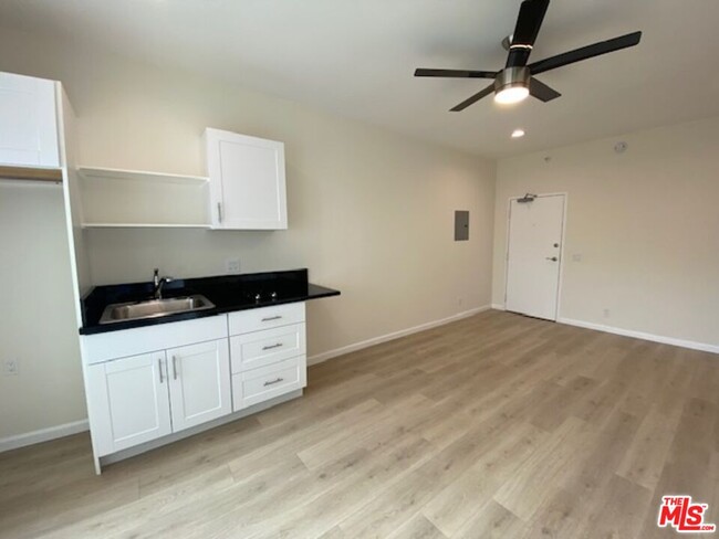 Building Photo - 814 S Hobart Blvd
