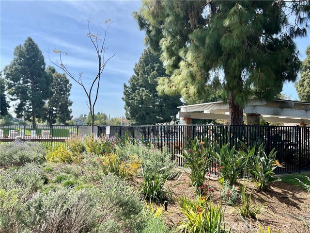 Building Photo - 17 Goldenrod