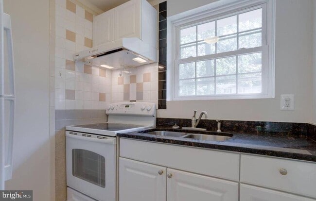 Building Photo - 8524 Canterbury Dr