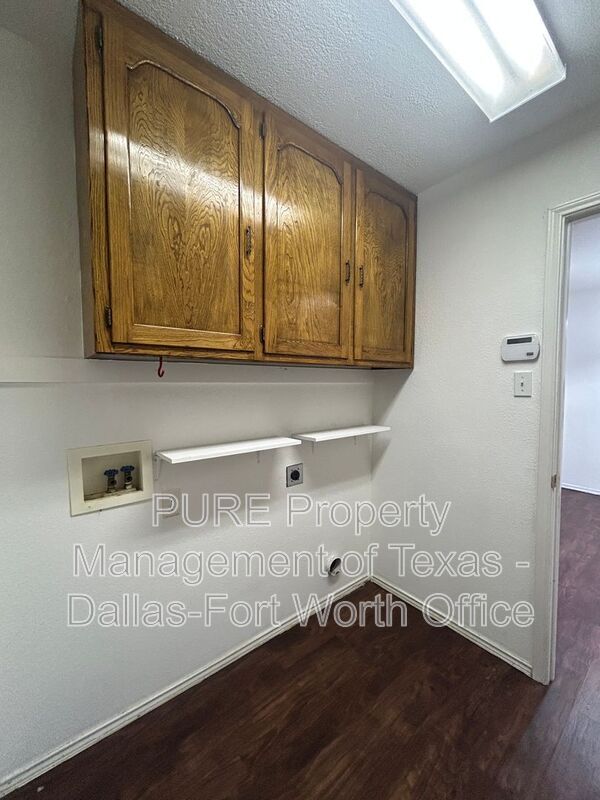 Building Photo - 5945 Ravenya St